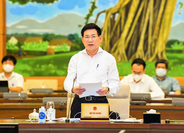 Bộ trưởng Bộ Tài chính Hồ Đức Phớc Trình bày Tờ trình của Chính phủ về việc ban hành nguyên tắc, tiêu chí, định mức phân bổ dự toán chi thường xuyên NSNN năm 2022. Ảnh: QH