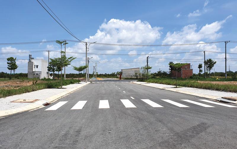 Dù chưa được cấp phép triển khai dự án bất động sản, nhưng chủ đầu tư Khu công nghiệp Đức Hòa III - Hồng Đạt (Long An) đã làm hạ tầng để phân lô, bán nền. Ảnh: Gia Huy
