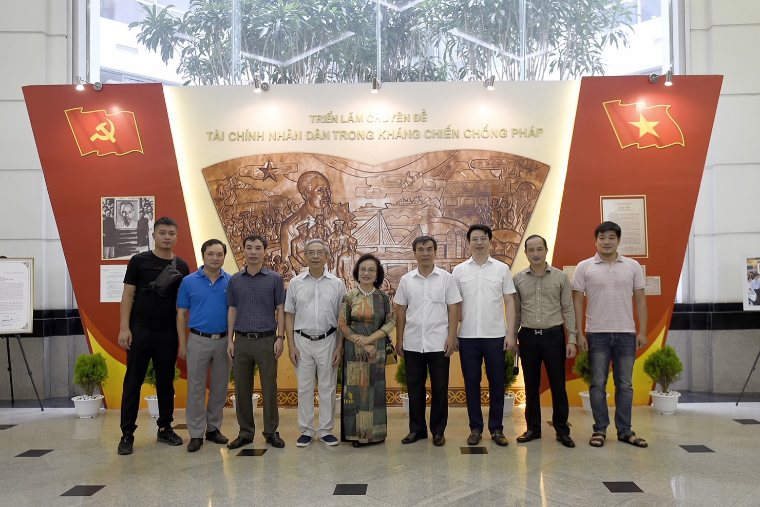 Các đại biểu chụp ảnh lưu niệm tại Triển lãm. Ảnh: MOF