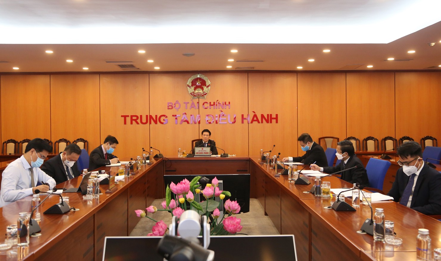 Bộ trưởng Bộ Tài chính Hồ Đức Phớc và các đại biểu tham dự cuộc làm việc tại điểm cầu Bộ Tài chính.
