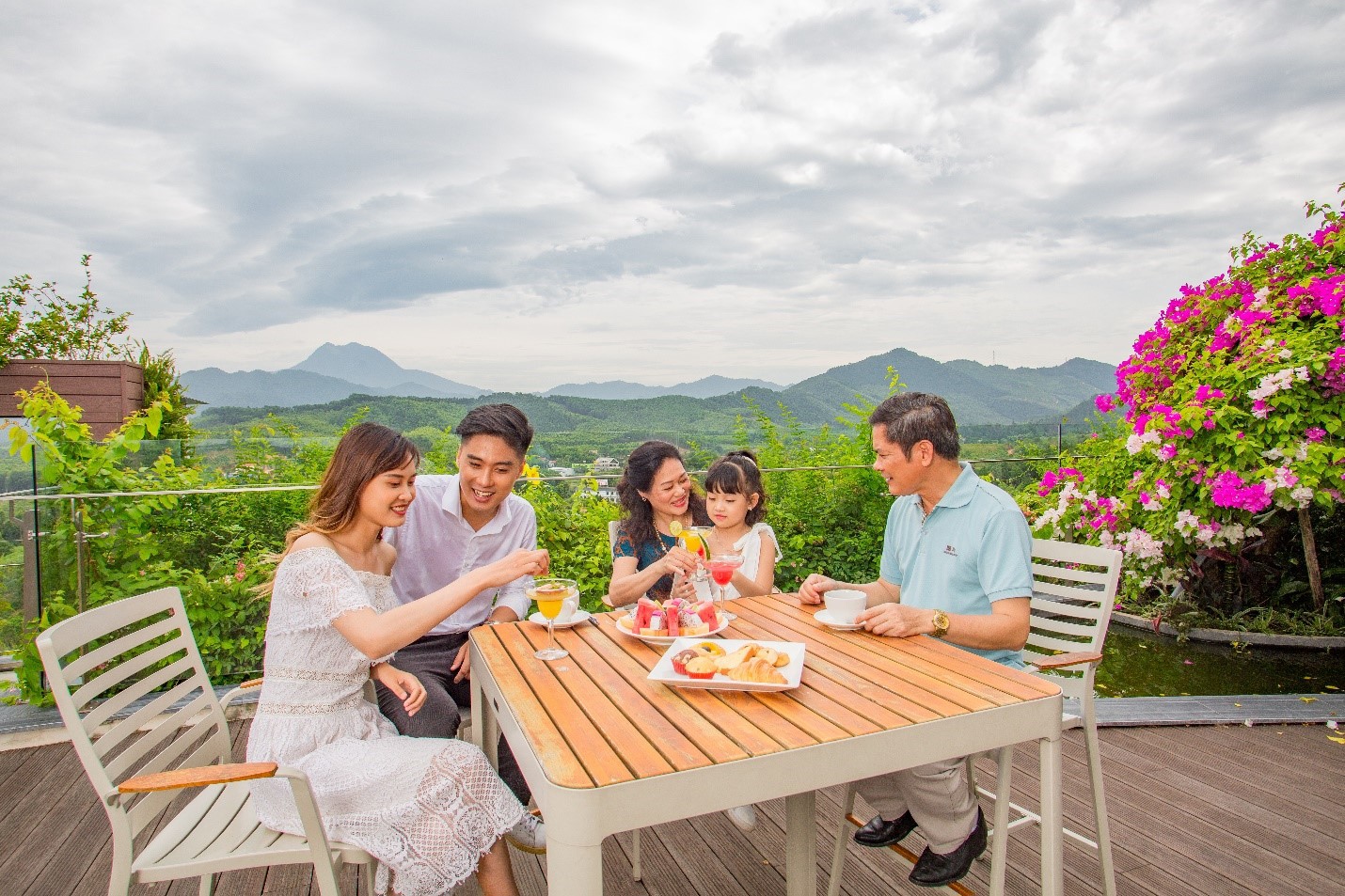 Không gian ẩm thực thoáng đãng, ngập tràn sắc hoa.