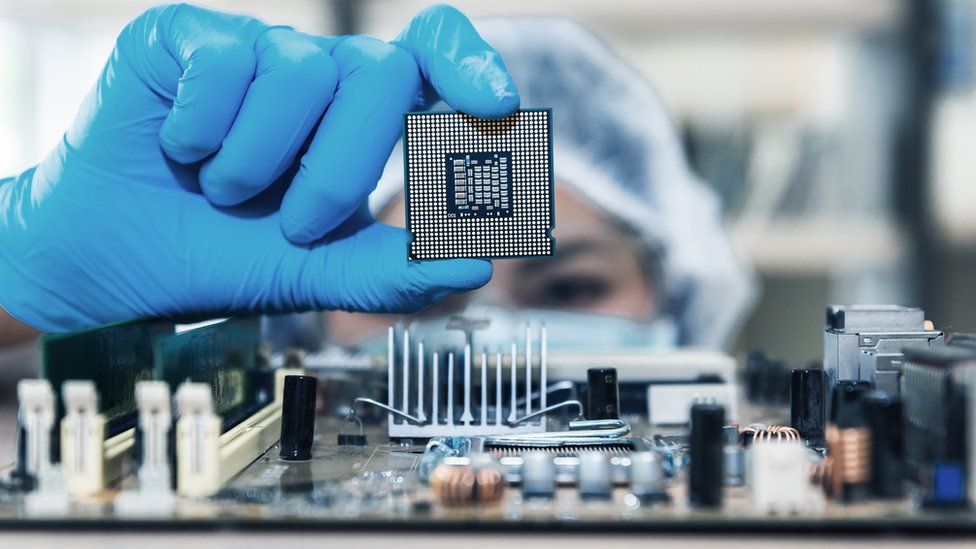 Gián đoạn nguồn cung chip bán dẫn đã khiến ngành sản xuất ô tô toàn cầu lao đao. Ảnh minh hoạ của Getty Images