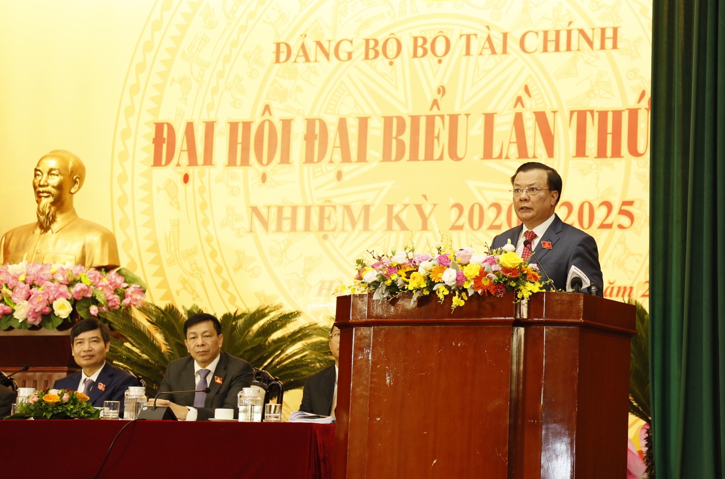 Đồng chí Đinh Tiến Dũng, Uỷ viên Ban chấp hành Trung ương Đảng, Bí thư Ban cán sự Đảng, Bộ trưởng Bộ Tài chính phát biểu tại Đại hội.