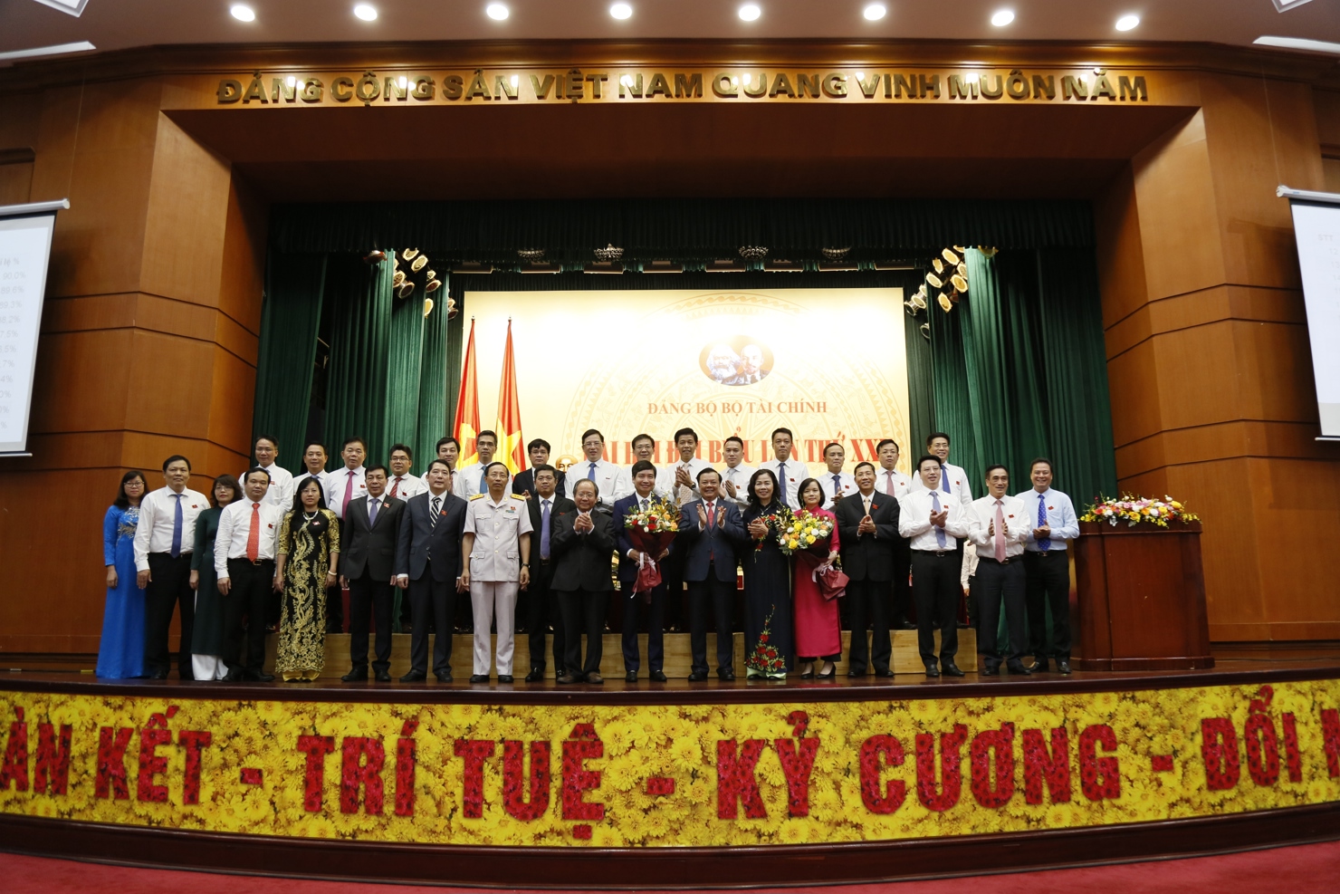 Ban Lãnh đạo Bộ Tài chính chúc mừng Ban Chấp hành Đảng bộ Bộ Tài chính nhiệm kỳ 2020-2025.