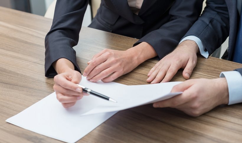Người lao động và người sử dụng lao động tham gia BHXH bắt buộc của hợp đồng lao động giao kết đầu tiên.