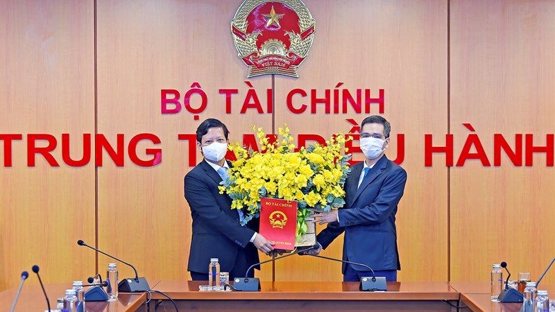 Thứ trưởng Võ Thành Hưng trao Quyết định điều động, bổ nhiệm Vụ trưởng Vụ Ngân sách Nhà nước đối với ông Phạm Văn Trường.