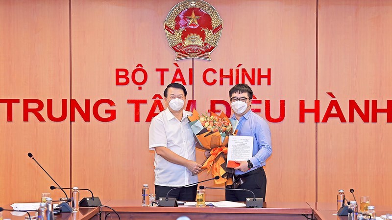 Thứ trưởng Nguyễn Đức Chi trao Quyết định điều động, bổ nhiệm Cục trưởng Cục Quản lý, giám sát bảo hiểm - Bộ Tài chính đối với ông Ngô Việt Trung.