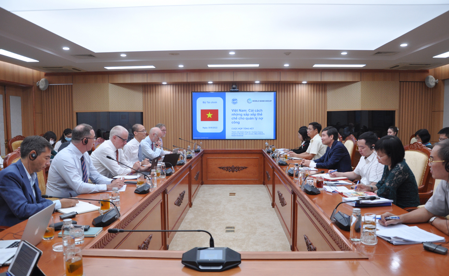 Toàn cảnh cuộc làm việc.