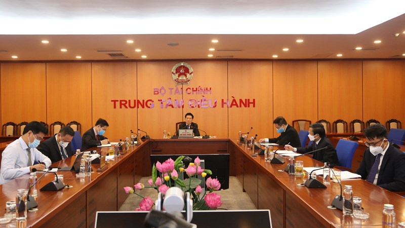 Bộ trưởng Bộ Tài chính Hồ Đức Phớc và các đại biểu tham dự cuộc làm việc tại điểm cầu Bộ Tài chính.