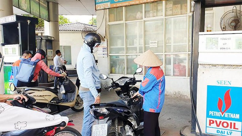 Giá bán lẻ xăng, dầu liên tục giảm nhưng hàng hóa, dịch vụ trong nước vẫn giữ ở mức cao. Ảnh: SONG ANH