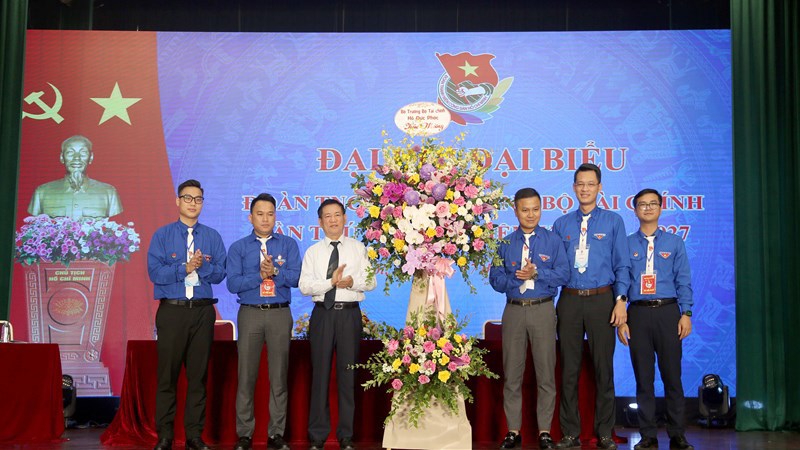 Bộ trưởng Bộ Tài chính Hồ Đức Phớc tặng hoa chúc mừng Đại hội.