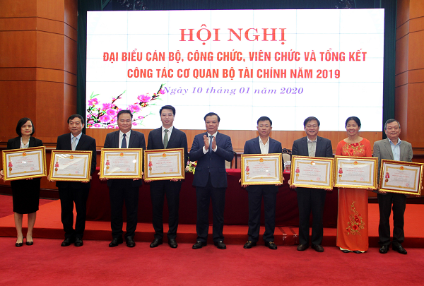 Bộ trưởng Bộ Tài chính Đinh Tiến Dũng trao tặng các phần thưởng cao quý của Nhà nước cho các cá nhân có thành tích xuất sắc năm 2019.