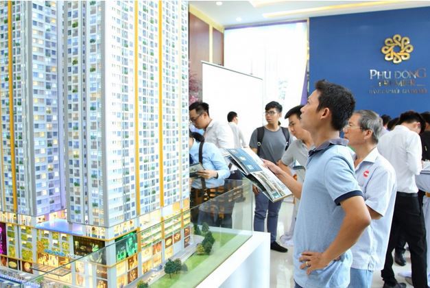   Khách hàng mua nhà tại dự án Phú Đông Premier. Nguồn: internet