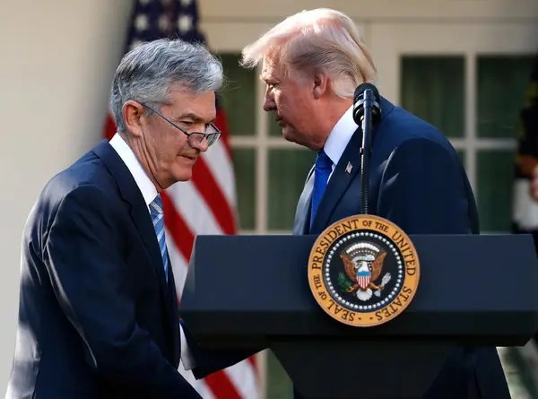 Chủ tịch Fed Jerome Powell và Tổng thống Mỹ Donald Trump. Ảnh: AP