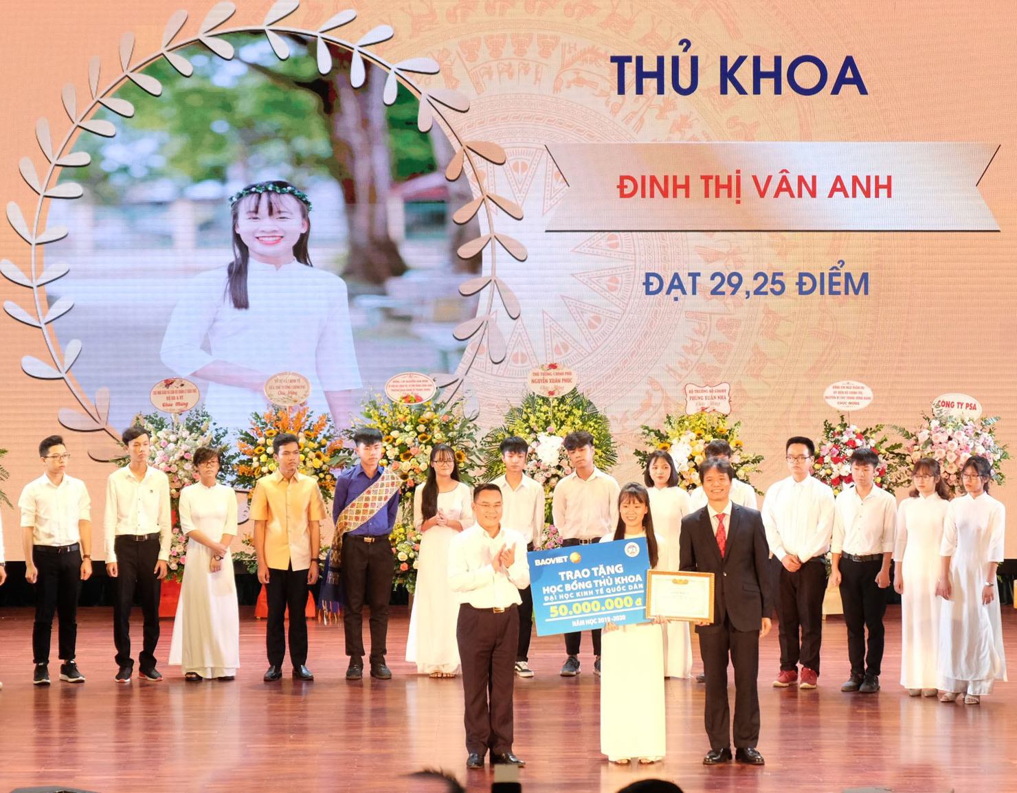 Tổng giám đốc Tập đoàn Bảo Việt trao tặng học bổng cho sinh viên trường Đại học Kinh tế Quốc dân.