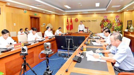 Phó Chủ tịch Quốc hội Phùng Quốc Hiển (đứng) phát biểu tại buổi làm việc.