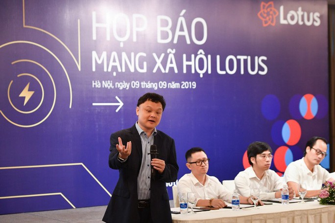 Ông Nguyễn Thế Tân, Tổng giám đốc Công ty VCCorp giới thiệu về mạng xã hội Lotus.