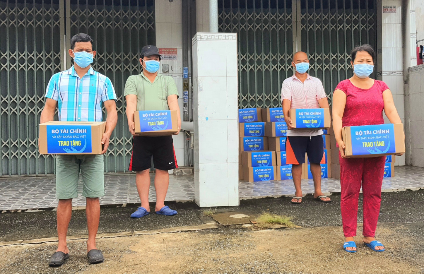 Người dân khó khăn thuộc phường Uyên Hưng, Thị xã Tân Uyên, tỉnh Bình Dương nhận quà hỗ trợ.