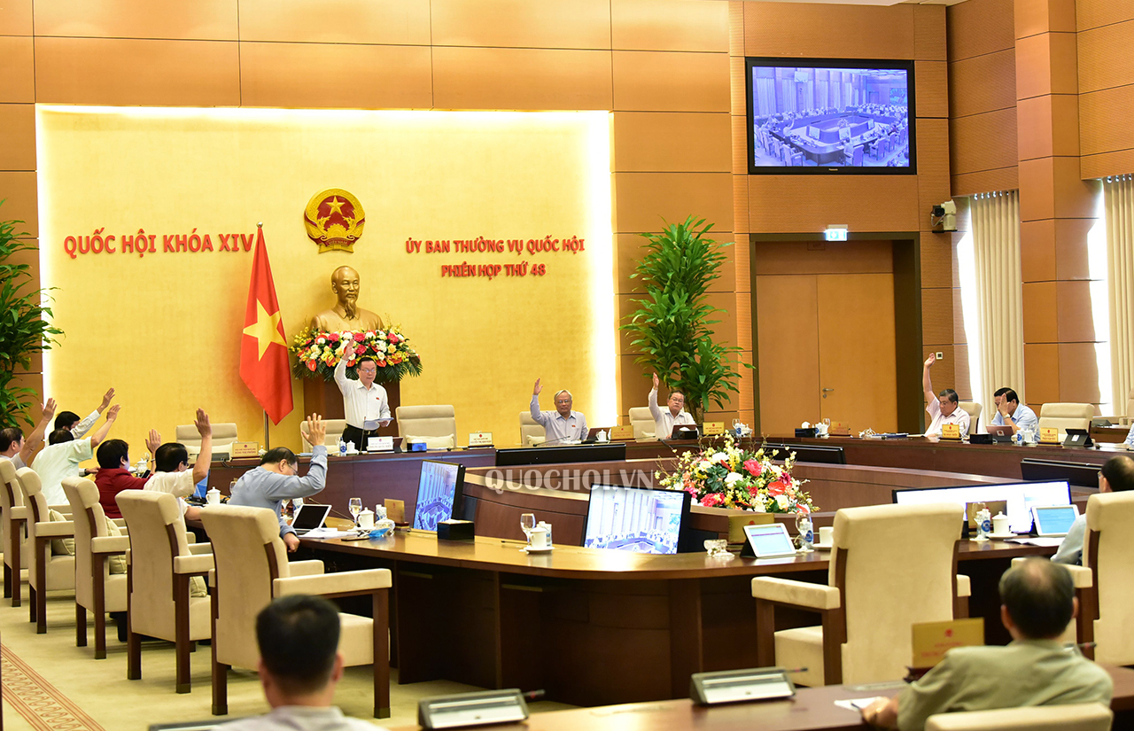 Ủy ban Thường vụ Quốc hội biểu quyết thông qua dự thảo Nghị quyết về việc bổ sung kinh phí mua bù gạo dự trữ quốc gia với 100% thành viên Ủy ban Thường vụ Quốc hội tham gia biểu quyết tán thành. Nguồn: QH