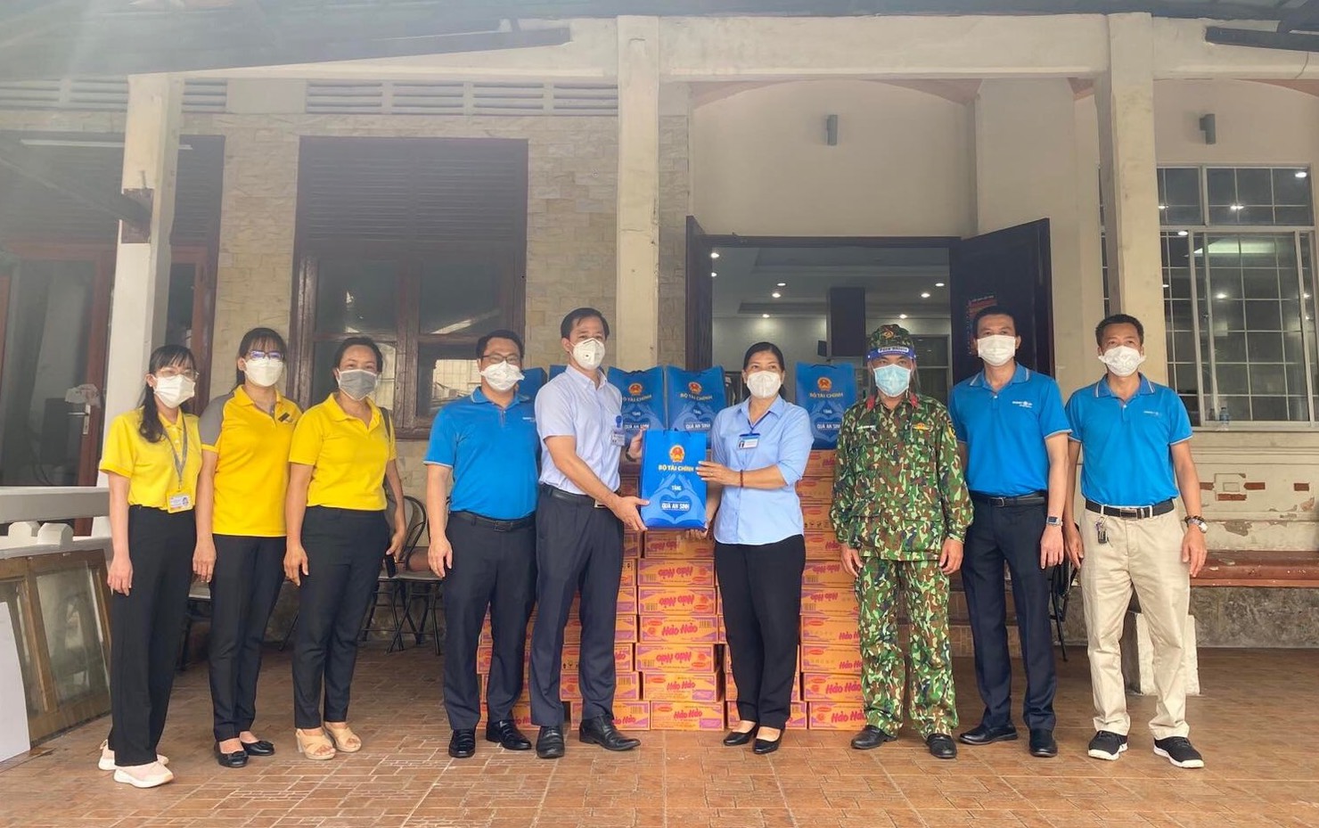 Đại diện Văn phòng Bộ Tài chính và Bảo Việt TP. Hồ Chí Minh trao quà an sinh tới người dân huyện Bình Chánh, TP. Hồ Chí Minh.