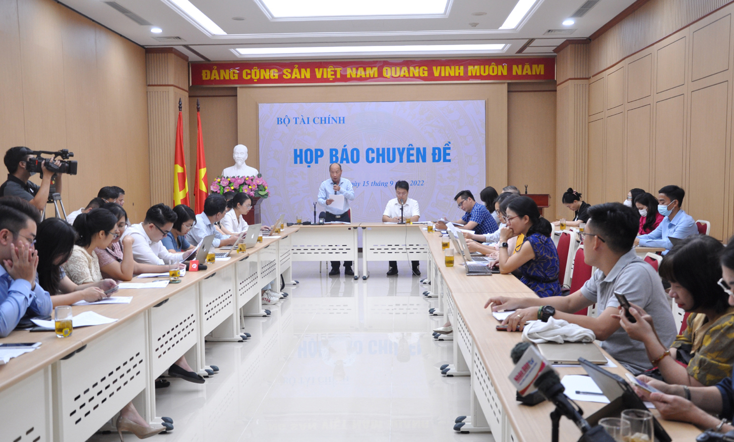 To&agrave;n cảnh buổi họp b&aacute;o.