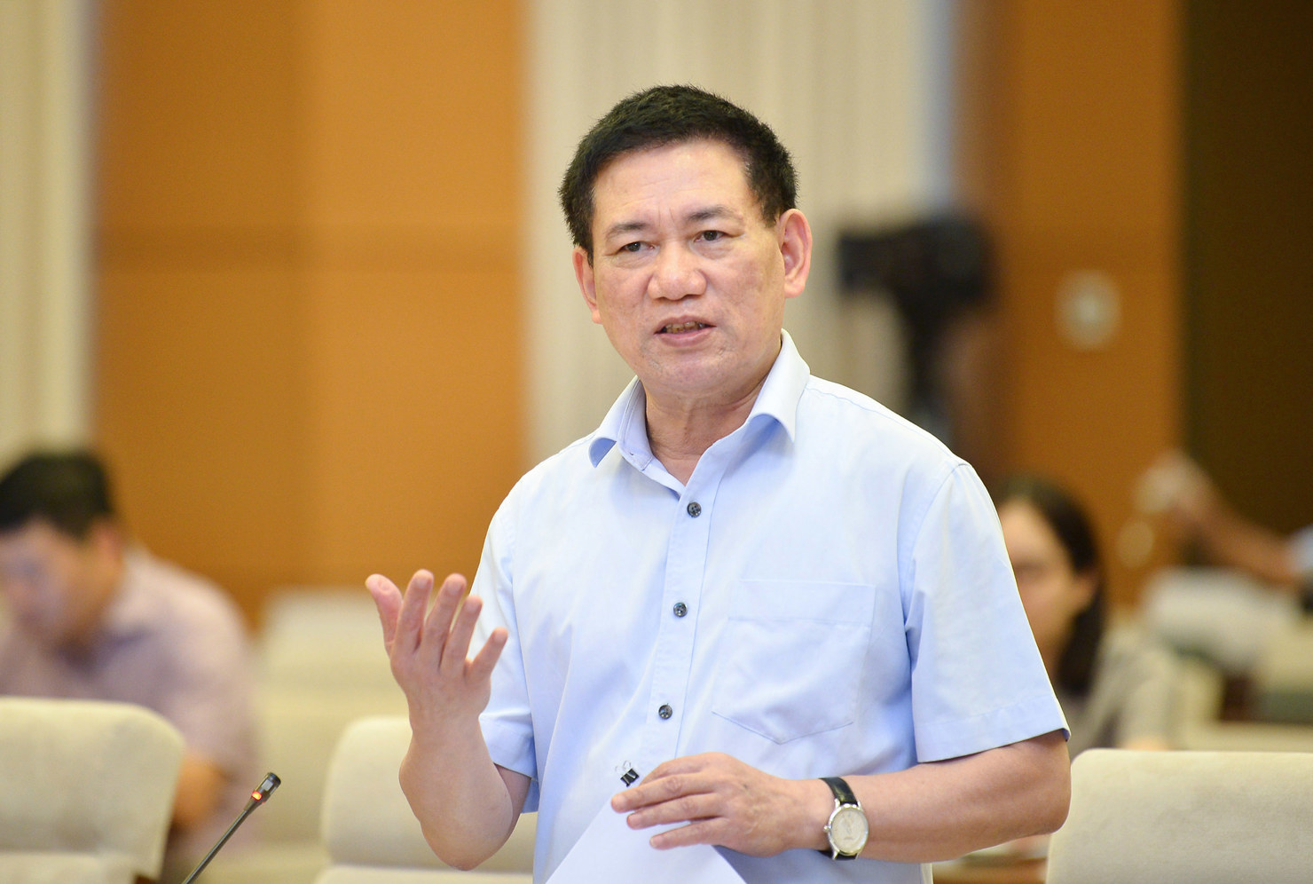 Bộ trưởng Bộ Tài chính Hồ Đức Phớc trình bày tờ trình. Ảnh: QH