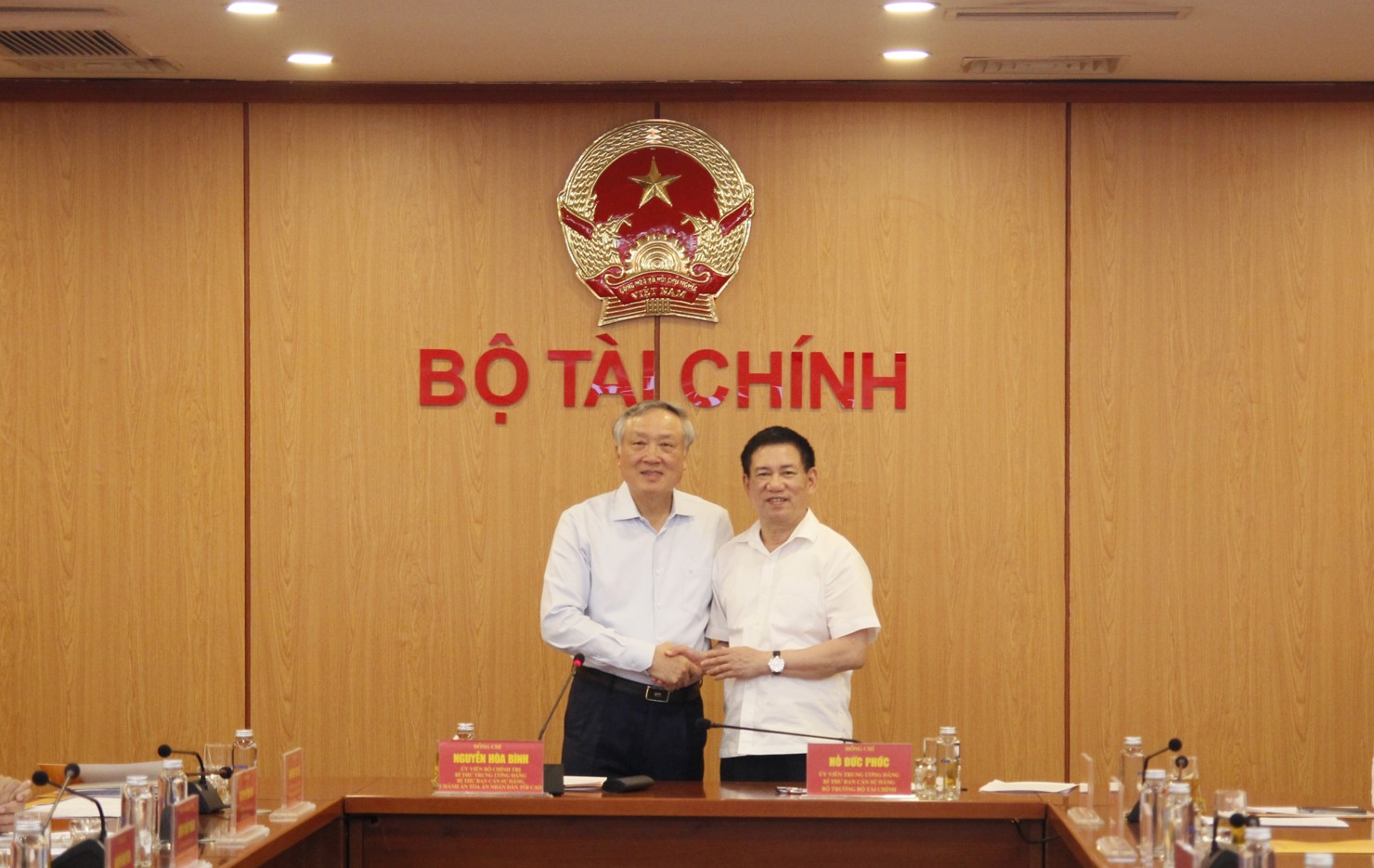 Đồng chí Hồ Đức Phớc - Ủy viên Trung ương Đảng, Bí thư Ban Cán sự Đảng, Bộ trưởng Bộ Tài chính và đồng chí Nguyễn Hòa Bình - Ủy viên Bộ Chính trị, Bí thư Trung ương Đảng, Chánh án Tòa án Nhân dân tối cao.