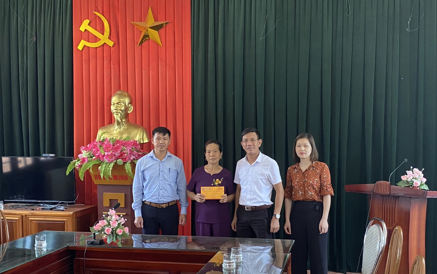 Đại diện Công ty Bảo hiểm PVI Ninh Bình được Quỹ Bảo hiểm xe cơ giới ủy nhiệm trao hỗ trợ nhân đạo cho gia đình nạn nhân Nguyễn Văn Thường.