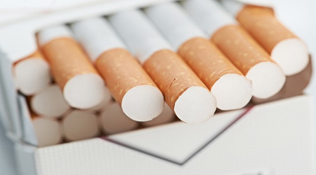 Thuốc lá điếu có chứa lá thuốc lá có nhãn hiệu 555, Esse không có xuất xứ Việt Nam không được gửi kho ngoại quan. Nguồn: internet