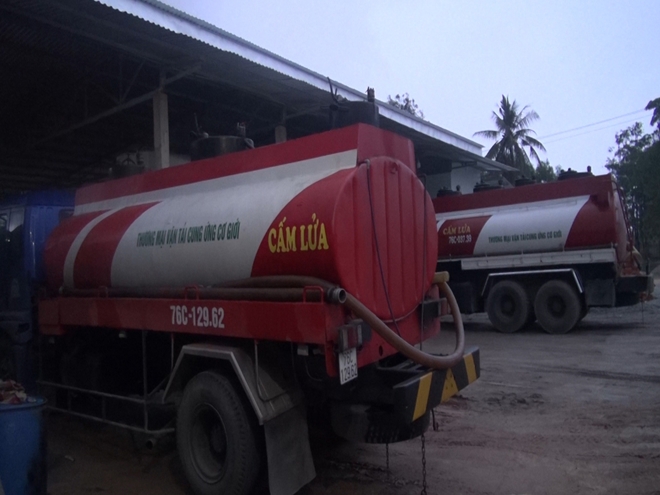 Nhóm đối tượng dùng ống dẫn dầu đưa vào bồn pha trộn giữa dầu giả và dầu Doil theo tỷ lệ khoảng 1:10.