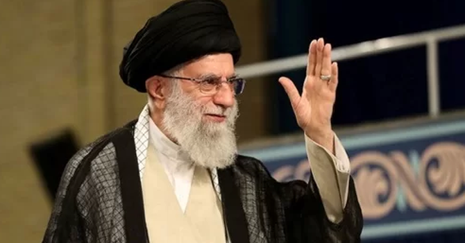 Lãnh tụ tối cao Iran Ali Khamenei tham dự một buổi lễ ở Tehran hôm 16/7. Ảnh: Reuters.