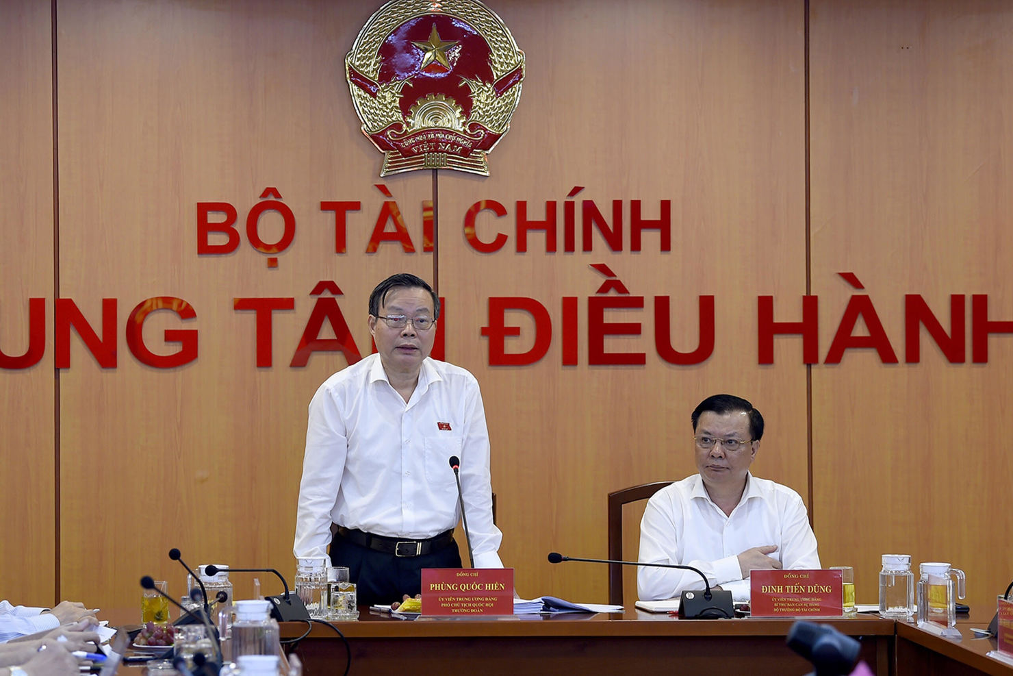 Phó Chủ tịch Quốc hội Phùng Quốc Hiển phát biểu tại buổi làm việc.