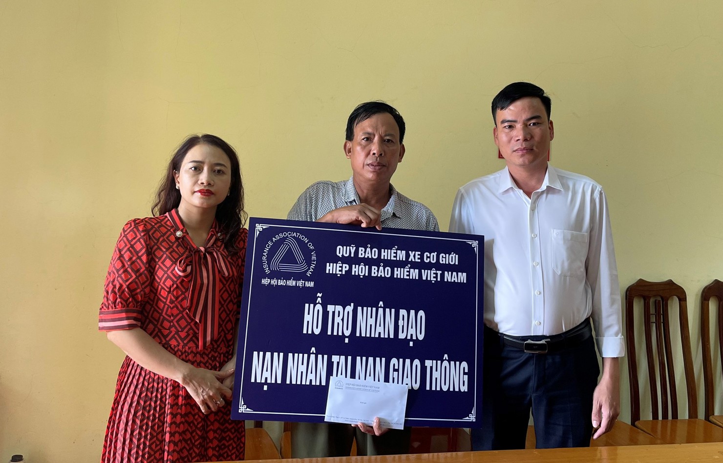 Quỹ Bảo hiểm xe cơ giới trao hỗ trợ nhân đạo cho gia đình nạn nhân Nguyễn Xuân Huy.