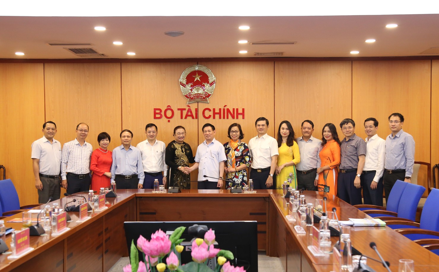 Bộ trưởng Bộ Tài chính Hồ Đức Phớc và các đại biểu chụp ảnh lưu niệm.