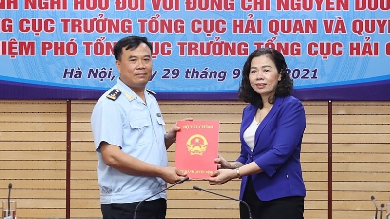 Thứ trưởng Vũ Thị Mai trao Quyết định bổ nhiệm ông Nguyễn Văn Thọ giữ chức Phó Tổng cục trưởng Tổng cục Hải quan.