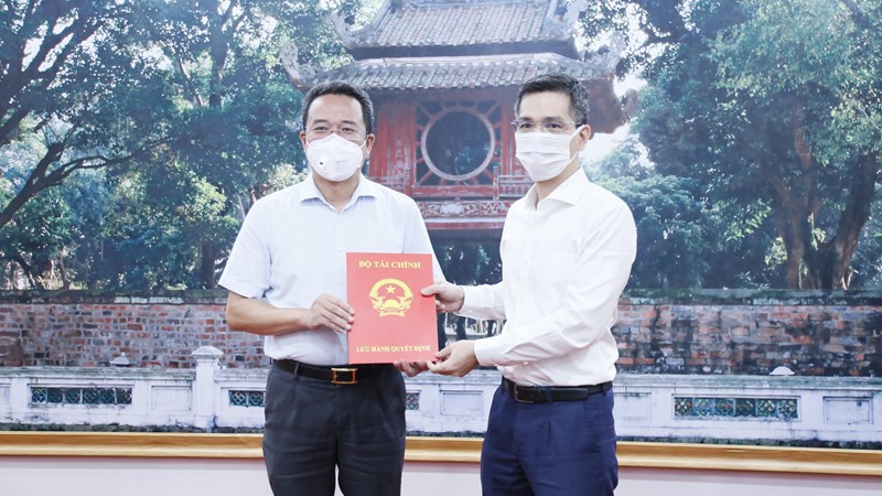 Thứ trưởng Võ Thành Hưng trao quyết định bổ nhiệm Vụ trưởng Vụ I đối với ông Bùi Tuấn Minh.