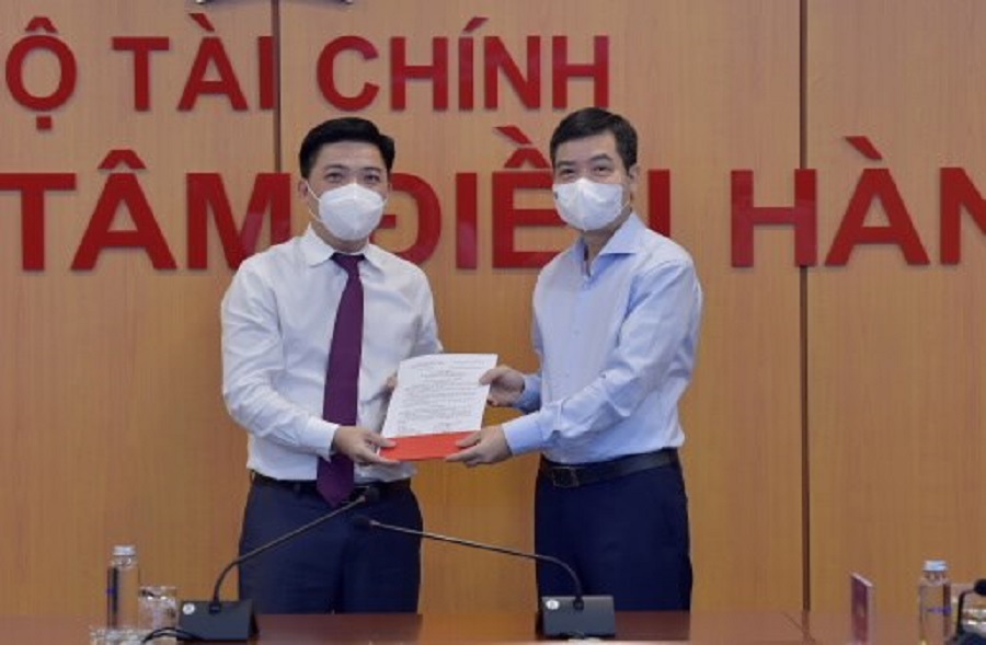 Thứ trưởng Tạ Anh Tuấn trao Quyết định điều động, bổ nhiệm cho tân Chánh Văn phòng Ban Cán sự Đảng Bộ Tài chính.