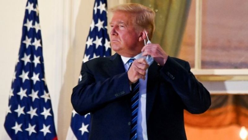 Tổng thống Donald Trump cởi bỏ khẩu trang sau khi từ Quân y viện trở về Nhà Trắng. Ảnh Reuters