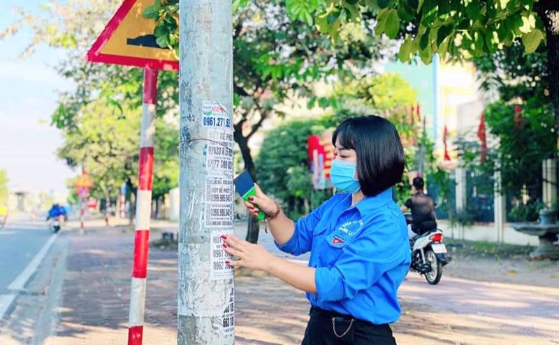 Đoàn Thanh niên phường La Khê, quận Hà Đông ra quân dọn rác tường, cột điện.