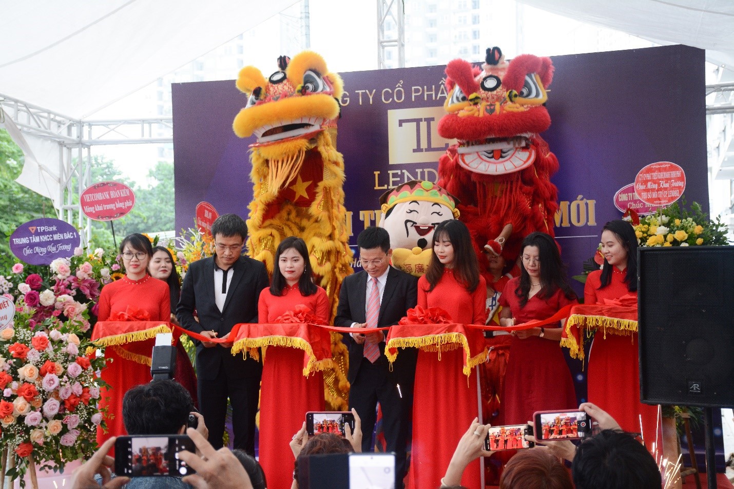 Hình ảnh ban lãnh đạo cắt băng khai trương trụ sở mới Công ty.