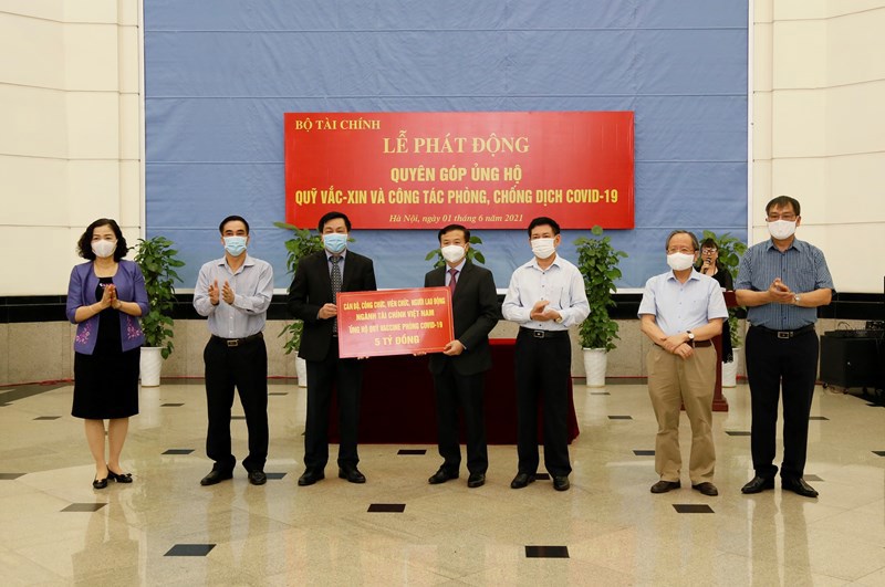 Bộ Tài chính quyên góp, ủng hộ Quỹ vắc xin và công tác phòng, chống dịch COVID-19.