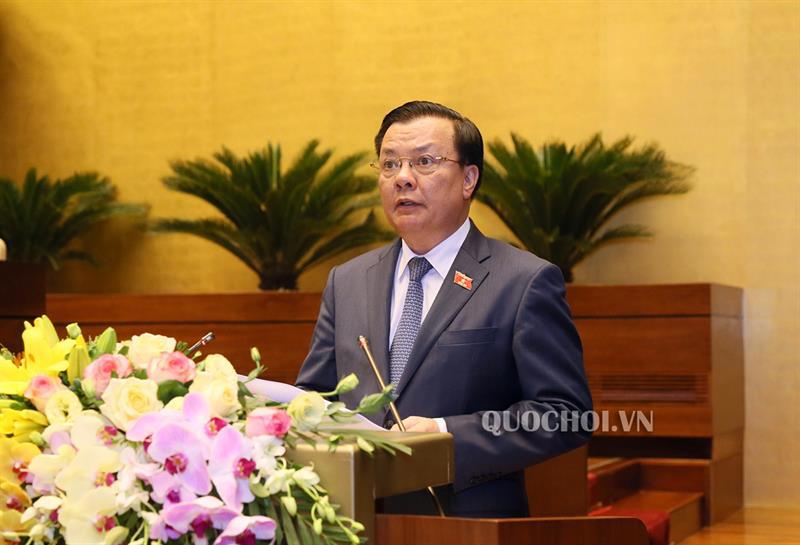 Bộ trưởng Bộ Tài chính Đinh Tiến Dũng trình bày Tờ trình của Chính phủ trình xin ý kiến về việc sử dụng 20% kinh phí kết dư quỹ khám bệnh, chữa bệnh bảo hiểm y tế năm 2015. Ảnh: QH