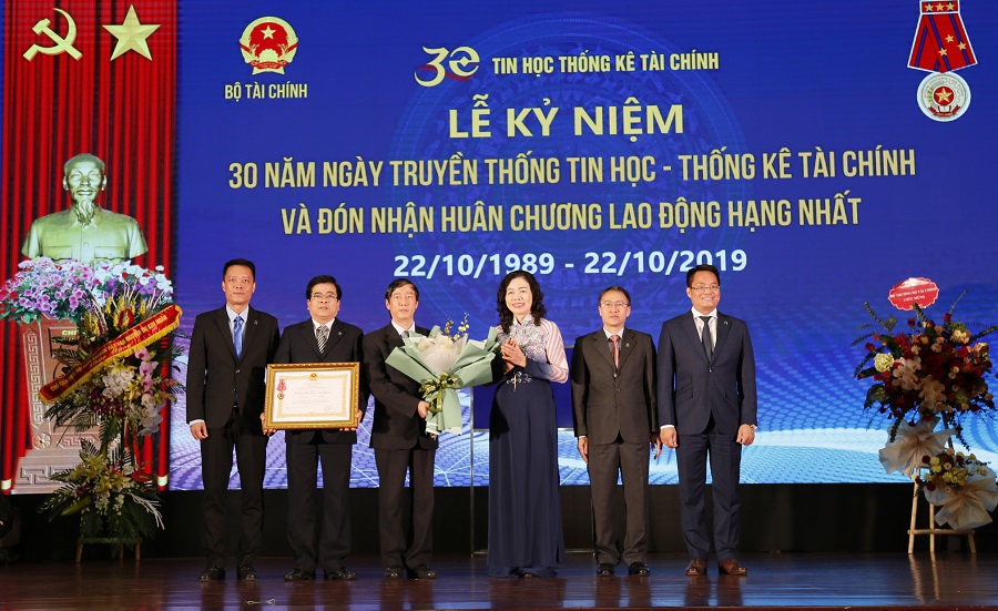 Thứ trưởng Bộ Tài chính thừa ủy quyền của Chủ tịch nước trao tặng Huân chương Lao động hạng Nhất cho Cục Tin học và Thống kê tài chính.
