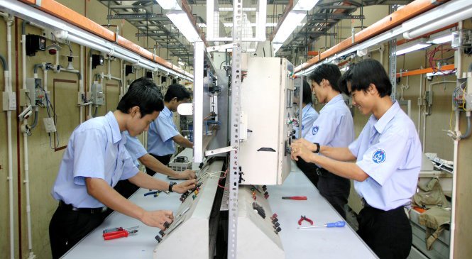Học sinh Trường Trung cấp nghề Kỹ thuật công nghệ Hùng Vương thực hành tại trường. Nguồn: internet