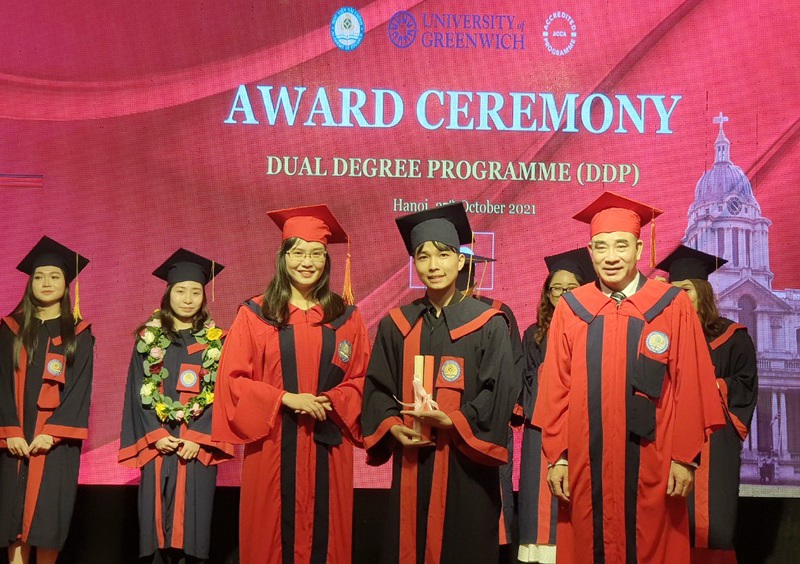 PGS.,TS. Nguyễn Vũ Việt và TS. Trịnh Thanh Huyền trao bằng tốt nghiệp cho các tân cử nhân Chương trình DDP.