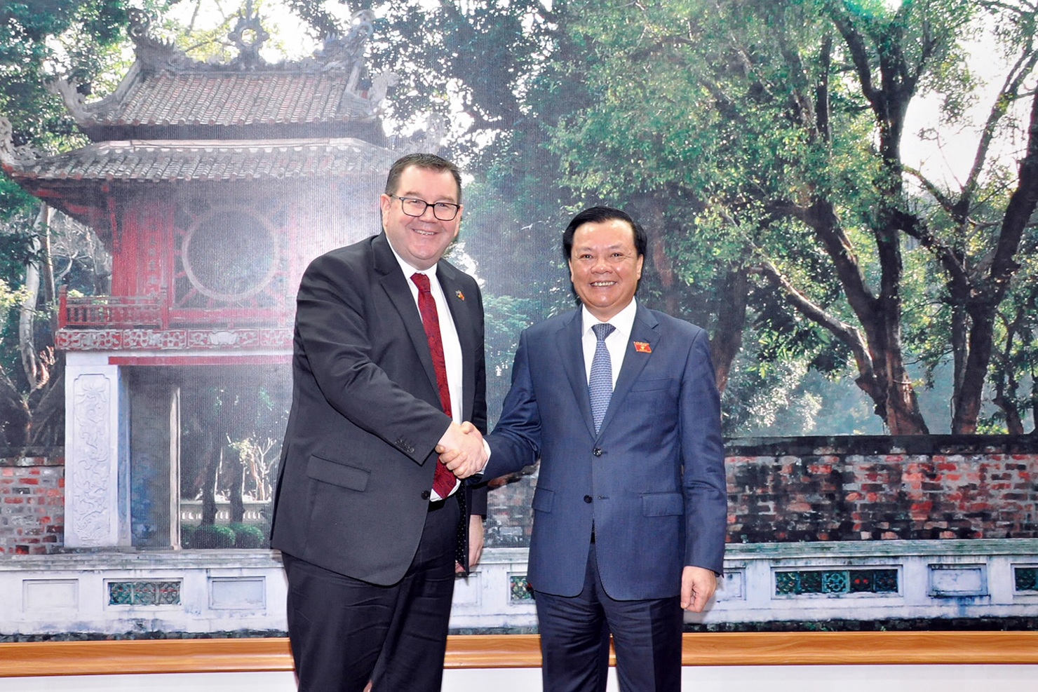 Bộ trưởng Bộ Tài chính Đinh Tiến Dũng (phải) và Bộ trưởng Tài chính New ZeaLand Grant Robertson.