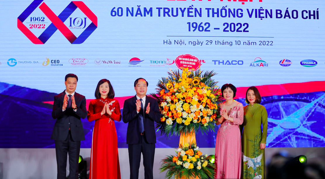 Đảng ủy, Ban giám đốc, Hội đồng Học viện Báo chí và Tuyên truyền tặng hoa chúc mừng Viện Báo chí.