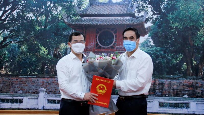 Thứ trưởng Trần Xuân Hà trao quyết định và hoa chúc mừng tân Cục trưởng cũng như Cục Quản lý công sản.