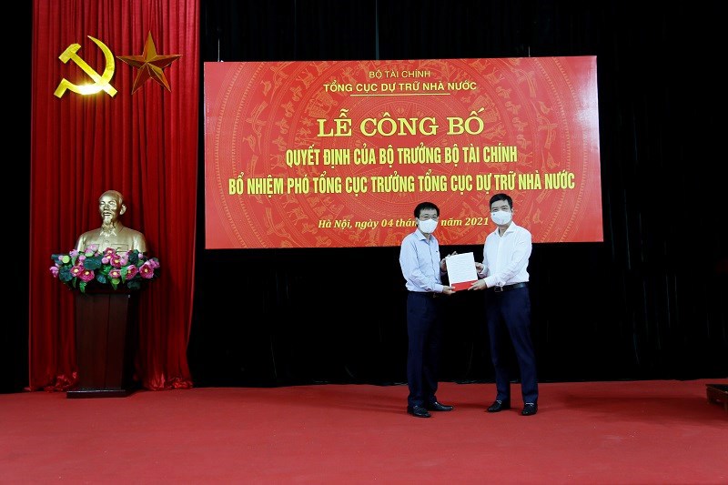 Thứ trưởng Bộ Tài chính Tạ Anh Tuấn trao quyết định bổ nhiệm cho tân Phó Tổng cục trưởng Tổng cục DTNN La Văn Thịnh.