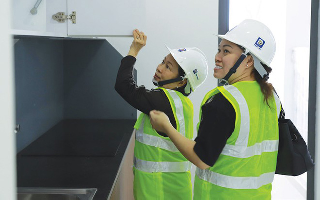 Khi nhận nhà, khách hàng nên kiểm tra kỹ cả trong lẫn ngoài căn hộ.